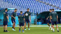 Para pemain Italia mengikuti sesi latihan jelang melawan Turki pada pertandingan grup A Euro 2020 di Olympic Stadium, Roma, Italia, Kamis (10/6/2021). Italia akan melawan Turki pada 11 Juni 2021 waktu setempat. (AP Photo/Alessandra Tarantino)