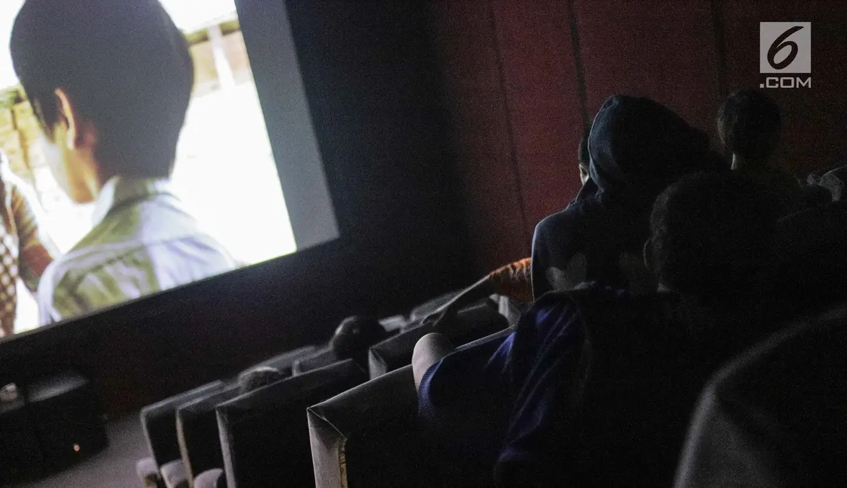 Anak-anak menyaksikan film di Indiskop atau Bioskop Rakyat di dalam Pasar Jaya Teluk Gong, Jakarta Utara, Rabu (3/6/2019). Teater satu untuk menampung warga dewasa dengan harga tiket 15 ribu rupiah dan teater dua untuk anak-anak dengan harga tiket 5 ribu rupiah. (Liputan6.com/Faizal Fanani)