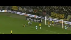 Setelah melihat timnya kebobolan dua gol dalam waktu dua menit melawan FC Dordrecht, Minggu (12/4/2015), pelatuh NAC Breda Robert Maaskant sangat kesal sampai merusak bangku pemain.

