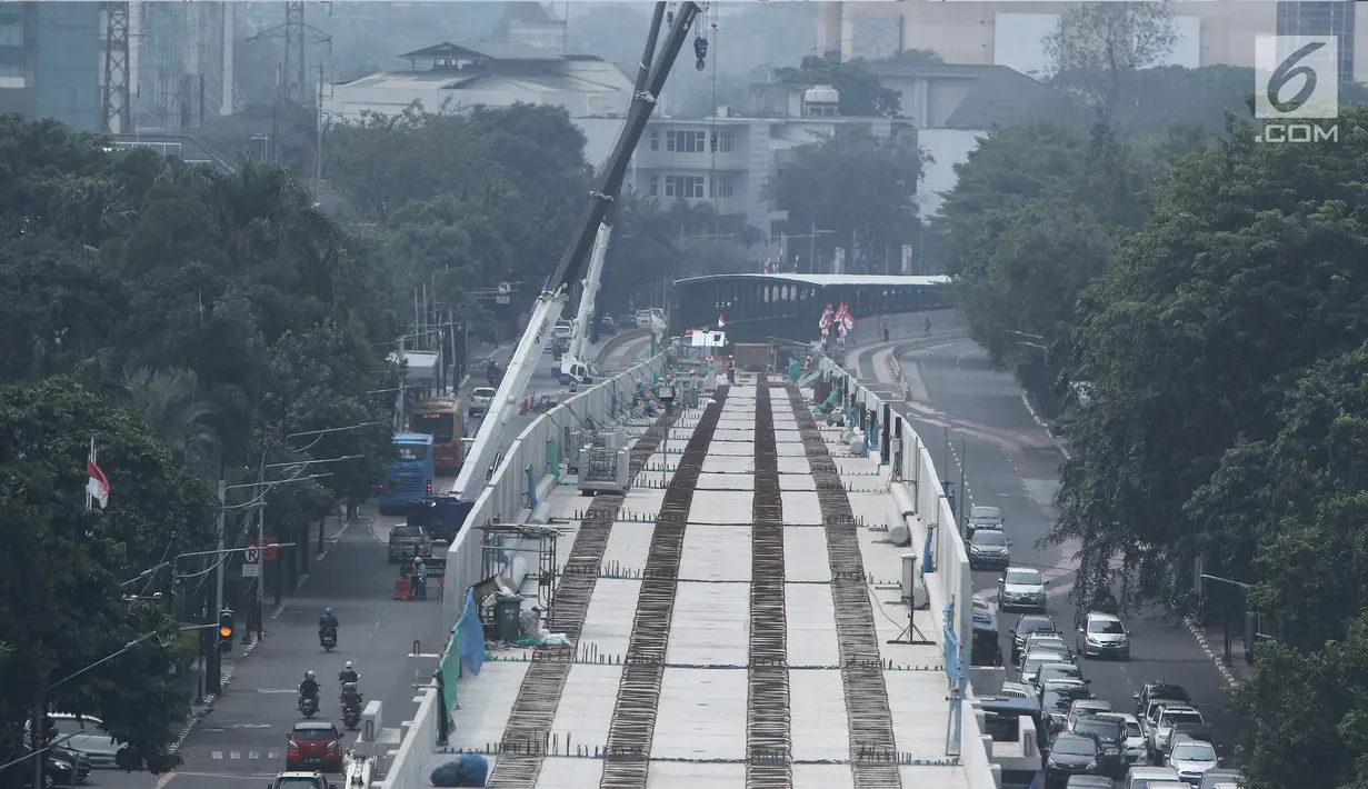 Suasana pembangunan Mass Rapid Transportation (MRT) koridor Lebak Bulus-Bundaran HI, Jakarta, Minggu (13/8). Pengerjaan proyek MRT Fase I dari Lebak Bulus ke Bundaran HI sepanjang 15,7 km terus dikebut oleh PT MRT Jakarta. (Liputan6.com/Herman Zakharia)