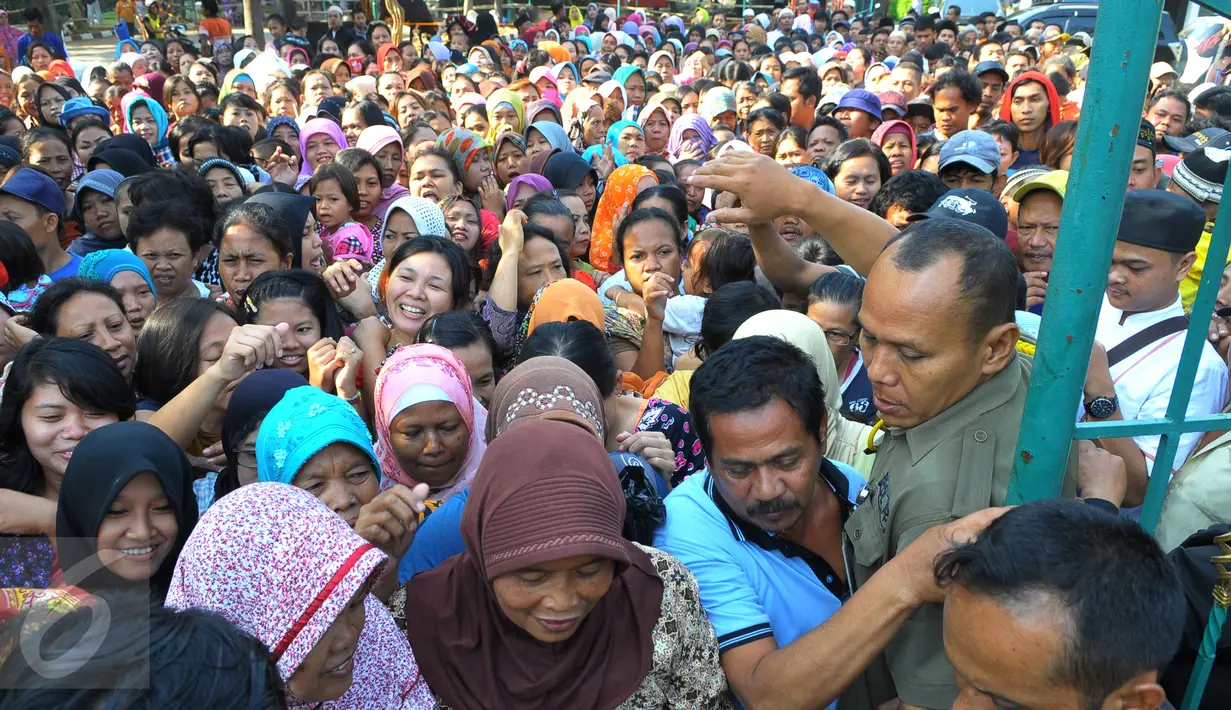 Ratusan warga Tangerang berdesakan untuk mendapatkan kupon kurban, Banten, Kamis (24/9/2015). (Liputan6.com/Faisal R Syam)