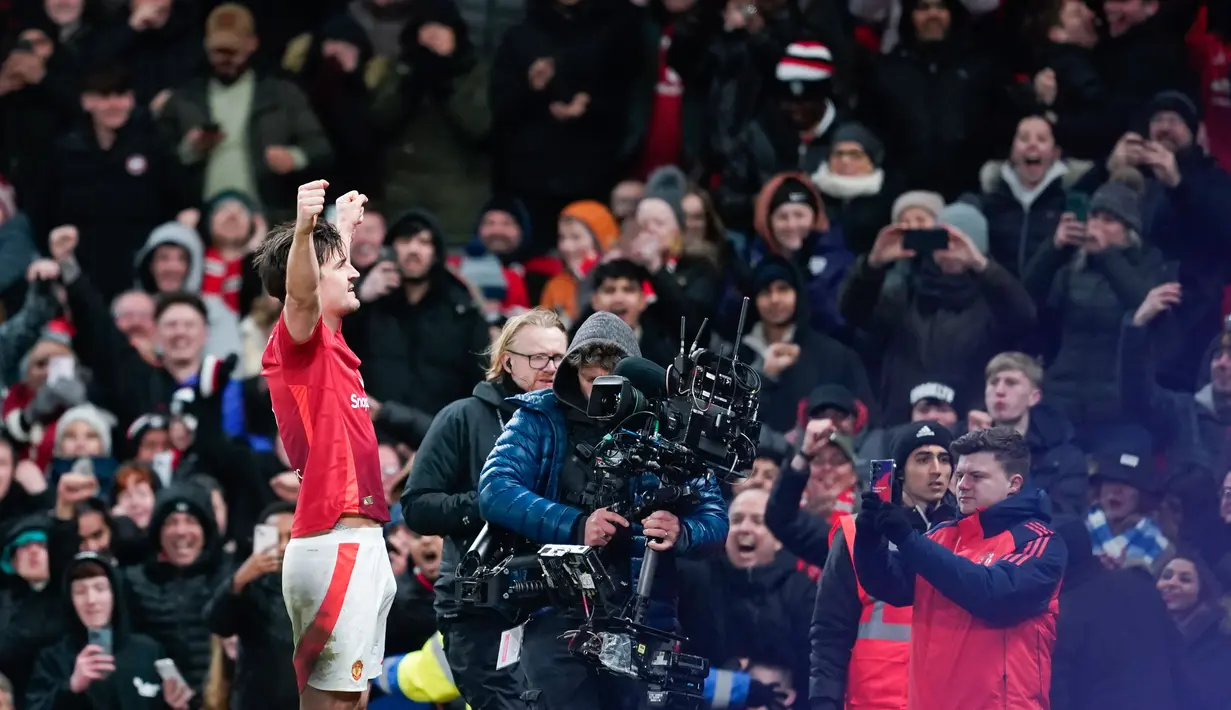 Gol Harry Maguire pada menit ke-90+3 dianggap kontroversial lantaran bek tengah Inggris itu berada dalam posisi offside saat menerima umpan dari tendangan bebas. (AP Photo/Dave Thompson)