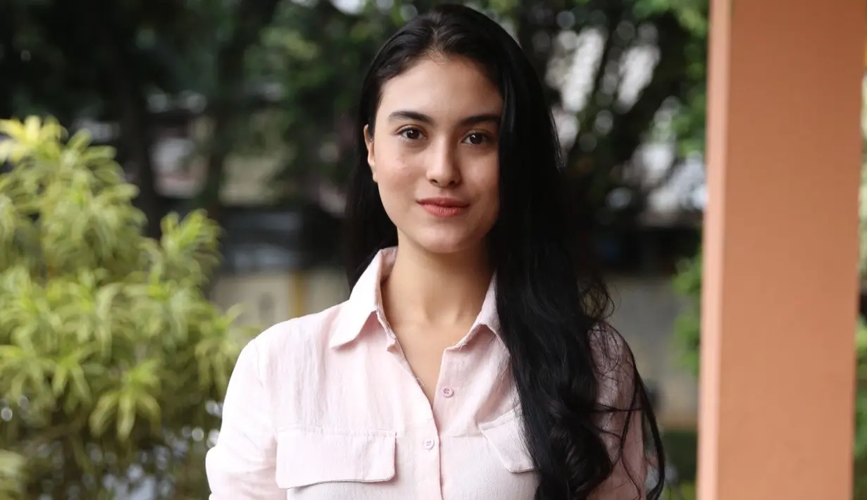 "Jadi ingat orangtua. Pengorbanan dan jasa orangtua itu ga bisa dibalas oleh kita. Mereka ngerawat kita dari kecil dengan benar-benar tulus," ujar Marcella Daryanani. (Nurwahyunan/Bintang.com)