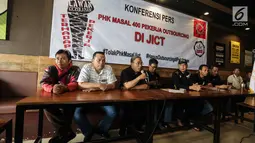 Ketum SP JICT Hazris Malsyah (ketiga kiri) memberikan pernyataan di Jakarta, Selasa (26/12). Dalam keterangannya mereka menolak PHK Massal pekerja Outsourcing di JICT dan meminta penghapusan Outsourcing di wilayah pelabuhan. (Liputan6.com/Faizal Fanani)