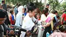 Pada momen Idul Adha tahun 2017 ini, Krisdayanti juga sekaligus mengajarkan pada anaknya belajar kurban sejak dini. Dan harapannya, apa yang dilakukan bisa bermanfaat bagi orang lain dan bisa menambah ketakwaan di keluarganya. (Bambang E Ros/Bintang.com)