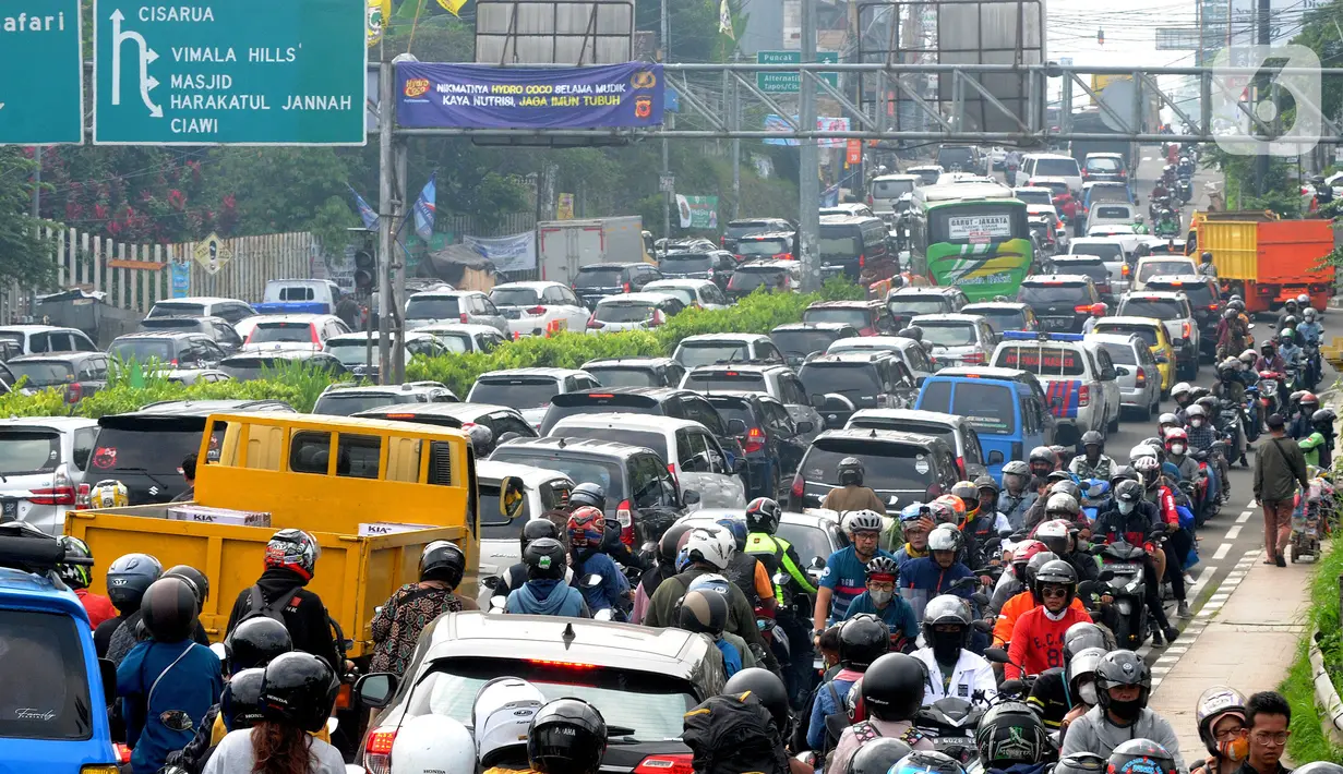 Sejumlah kendaraan terjebak kemacetan panjang menuju jalur Puncak, Gadog, Bogor, Jawa Barat, Minggu (15/5/2022). Libur panjang Hari Raya Waisak menyebabkan volume kendaraan dari arah Jakarta menuju kawasan wisata Puncak terpantau padat. (merdeka.com/Arie Basuki)