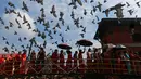 Kumpulan wanita Hindu Nepal berbaris memasuki kuil Pashupatinath untuk melakukan sembahyang saat festival Teej di Kathmandu, Nepal, Kamis (24/8). Festival Teej didedikasikan untuk Dewi Parwati sebagai pasangan Dewa Siwa. (Niranjan Shrestha/AP)