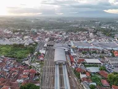 Foto udara yang memperlihatkan lanskap Stasiun Rangkasbitung Ultimate di Lebak, Banten, Senin (24/11/2025). Kementerian Perhubungan melalui Balai Teknik Perkeretaapian kelas 1 Jakarta melakukan uji coba pengoperasian gedung baru Stasiun Rangkasbitung Ultimate pada Selasa (25/11/2025). (merdeka.com/Arie Basuki)