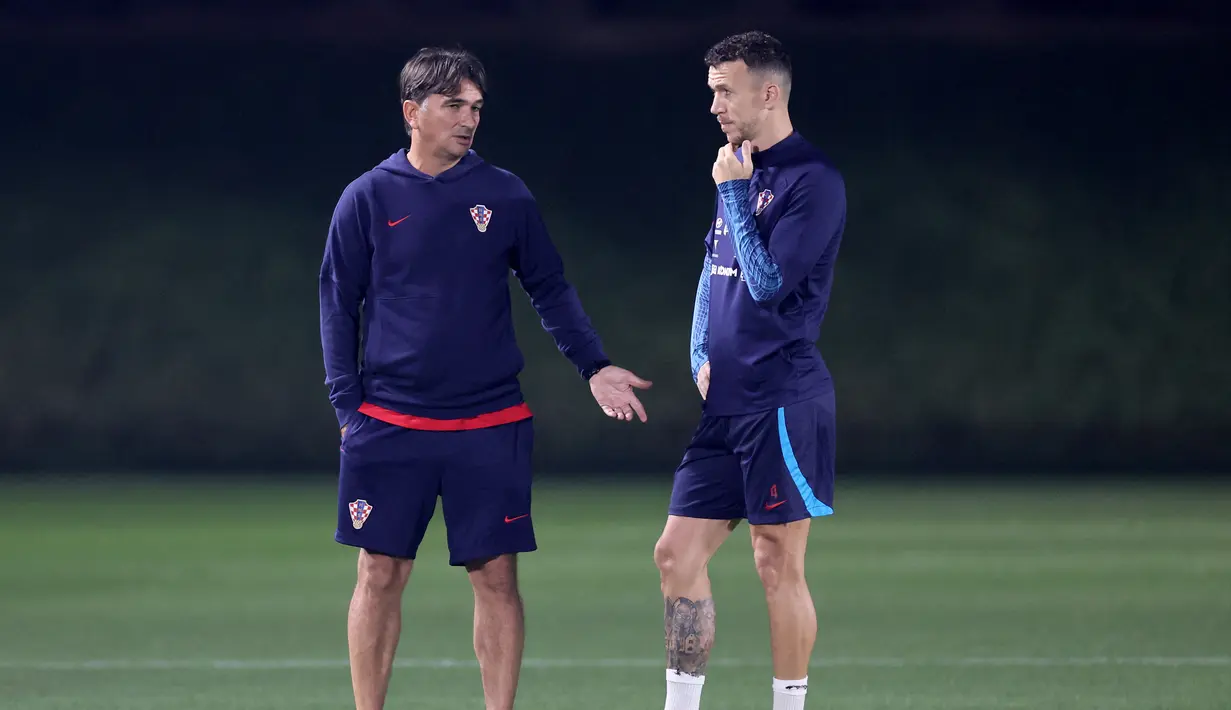 Pelatih Kroasia Zlatko Dalic (kiri) dan Ivan Perisic mengikuti sesi latihan di Al Erssal Training Site 3, Doha, Qatar, Rabu (14/12/2022). Kroasia juga pernah dua kali mencapai babak semifinal pada Piala Dunia 1998 Prancis dan Piala Dunia 2018 Rusia. (JACK GUEZ / AFP)