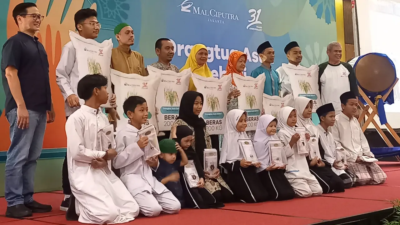 Kegiatan sosial "Orang Tua Asuh Sehari"
