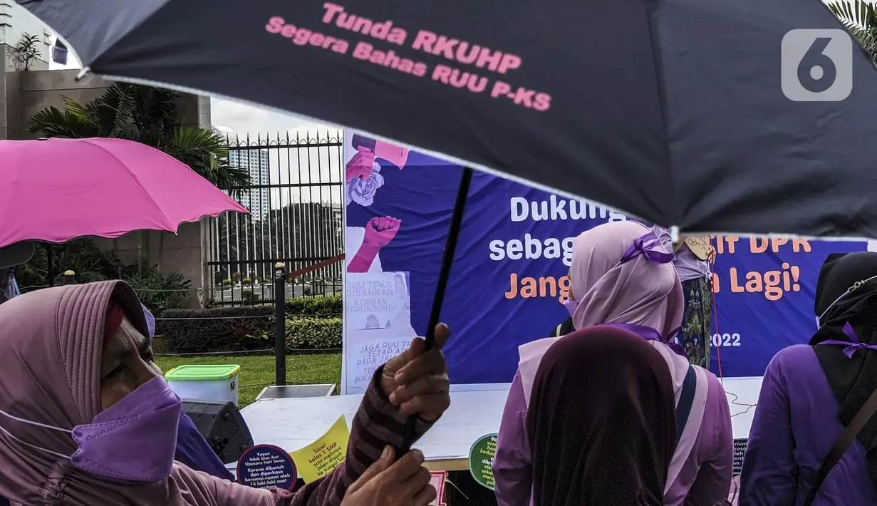 Warga yang mayoritas perempuan berunjuk rasa di depan Gedung MPR/DPR/DPD, Jakarta, Kamis (13/1/2022). Warga menuntut DPR segera mengesahkan Rancangan Undang-Undang Tindak Pidana Kekerasan Seksual (RUU TPKS). (Liputan6.com/Johan Tallo)