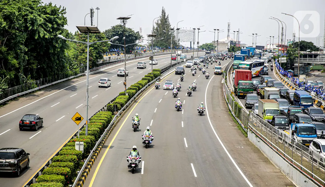 Iring-iringan kendaraan pengawalan Rizieq Shihab saat melintas di Tol Dalam Kota, Grogol, Jakarta, Selasa (10/11/2020). Rizieq Shihab yang baru tiba di Indonesia mendapat pengawalanan massa pendukungnya menuju markas FPI di Petambutran. (Liputan6.com/Faizal Fanani)