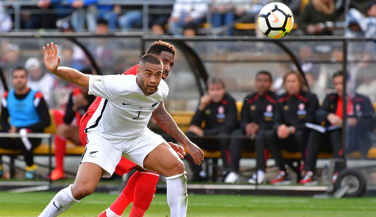 Winston Reid. Bek Selandia Baru milik West Ham berusia 33 tahun ini total telah memperkuat All Whites sebanyak 25 laga sejak 2010 hingga 2019 dengan torehan 1 gol. Sejak musim lalu ia dipinjamkan ke Brentford yang dibawanya promosi ke Premier League musim ini. (Foto: AFP/Marty Melville)