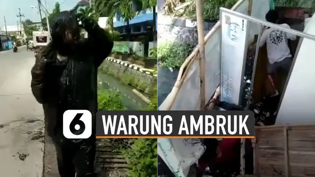 Nasib apes dialami oleh sekumpulan pemuda yang tercebur ke selokan karena lantai kayu warung tidak kuat menahan beban mereka.