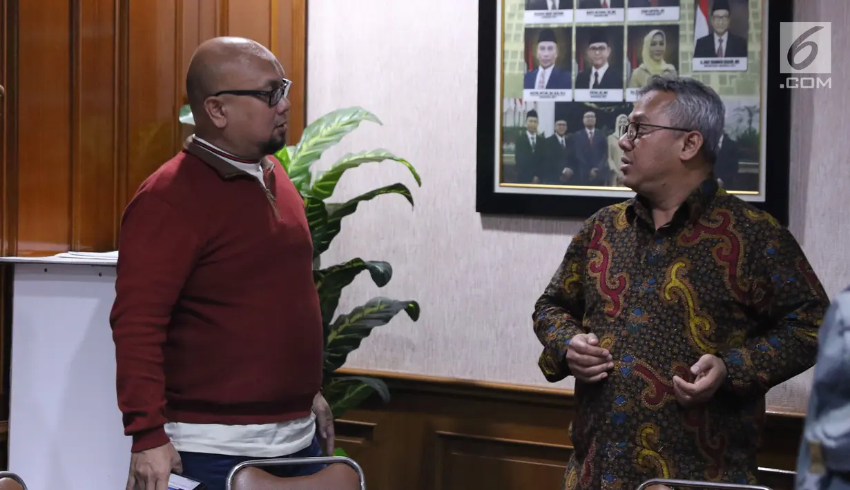 Ketua KPU Pusat, Arief Budiman (kanan) berbincang dengan Ilham Saputra usai memberi keterangan terkait pertemuan dengan sejumlah pakar hukum di Gedung KPU Pusat, Jakarta, Rabu (14/11). (Liputan6.com/Helmi Fithriansyah)