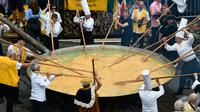 Juru masak dan sukarelawan membuat omelet raksasa dalam World Giant Omelette Festival ke 22 di Malmedy, Belgia, Selasa (15/8). Mereka membuat omelette raksasa berbahan 10.000 telur di atas wajan berdiameter 4 meter. (JOHN THYS/AFP)