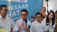 Kepala BKPK Kemenkes Asnawi Abdullah bersama Menko PM Muhaimin Iskandar alias Cak Imin meninjau hari pertama pelaksanaan program pemeriksaan kesehatan gratis di Puskesmas Ciater, Tangsel. (Liputan6.com/Pramita Tristiawati)