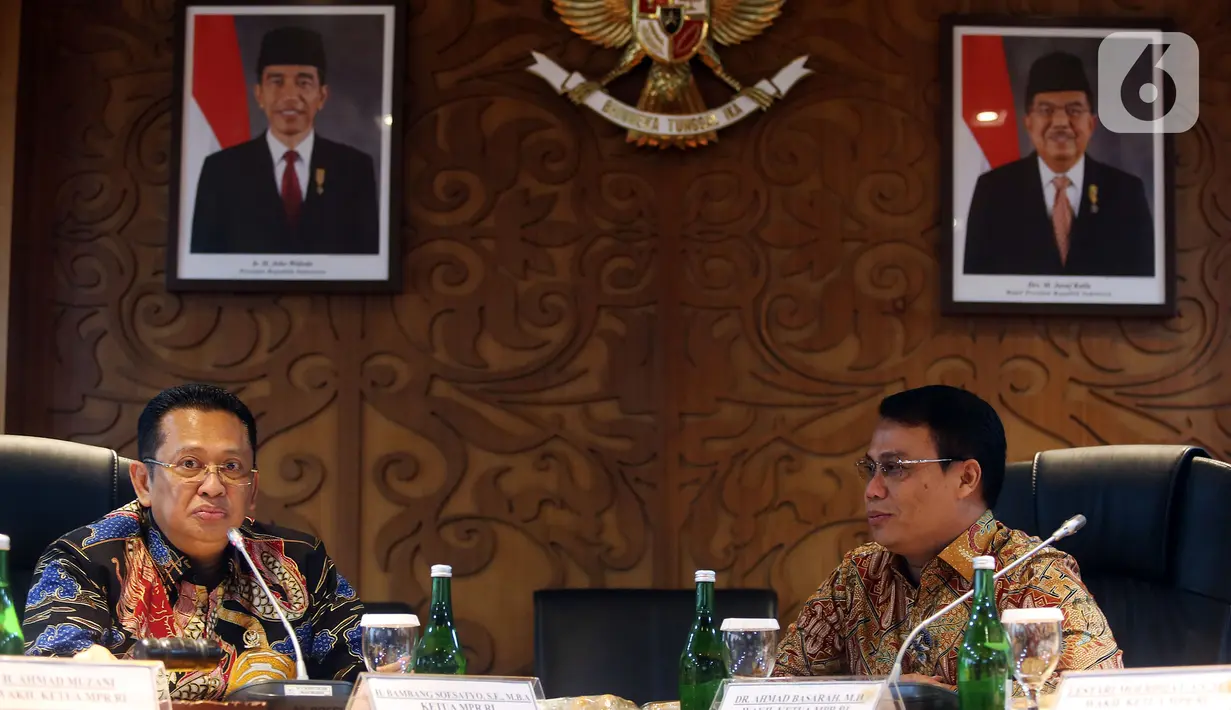 Ketua MPR Bambang Soesatyo berbincang dengan Wakil Ketua MPR Ahmad Basarah sebelum memulai rapat perdana pimpinan MPR periode 2019-2024 di Kompleks Parlemen Senayan, Jakarta, Rabu (9/10/2019). Rapat membahas pembagian tugas hingga rencana pelantikan Jokowi-Ma'ruf Amin. (Liputan6.com/Johan Tallo)