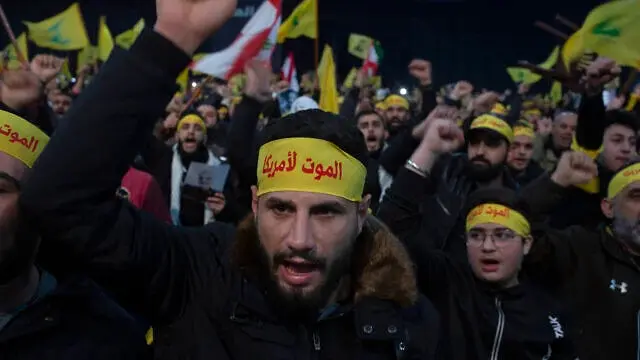 Pendukung Hizbullah bersorak atas mundurnya Israel dari Lebanon. (Maya Alleruzzo/AP)