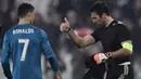 Gianluigi Buffon memuji permainan Cristiano Ronaldo usai laga perempat final leg pertama melawan Real Madrid pada April 2018 lalu.  ( AFP/Javier Soriano )