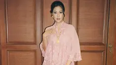 Melalui akun Instagram, Sherina terbilang atif mengunggah berbagai kegiatannya. Terbaru, dirinya tampak mengunggah foto memakai kebaya saat menjadi seorang bridesmaid. (Liputan6.com/IG/@sherinamunaf)