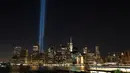 Instalasi seni ‘Tribute in Light’ hiasi langit Manhattan di lokasi kejadian 9/11 Kota New York, Minggu (10/9). Pembajak menabrakan dua pesawat jet penumpang ke menara World Trade Center pada jam sibuk Kota New York. (AP Photo/Mark Lennihan)