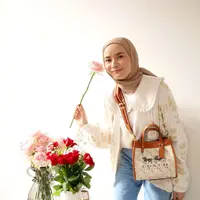 Dhatu Rembulan jago dalam hal mix and match pakaian. Meski kerap tampil dengan busana kasual, perempuan kelahiran  26 Januari 1986 itu selalu terlihat kece. (FOTO: instagram.com/dhaturembulan/)