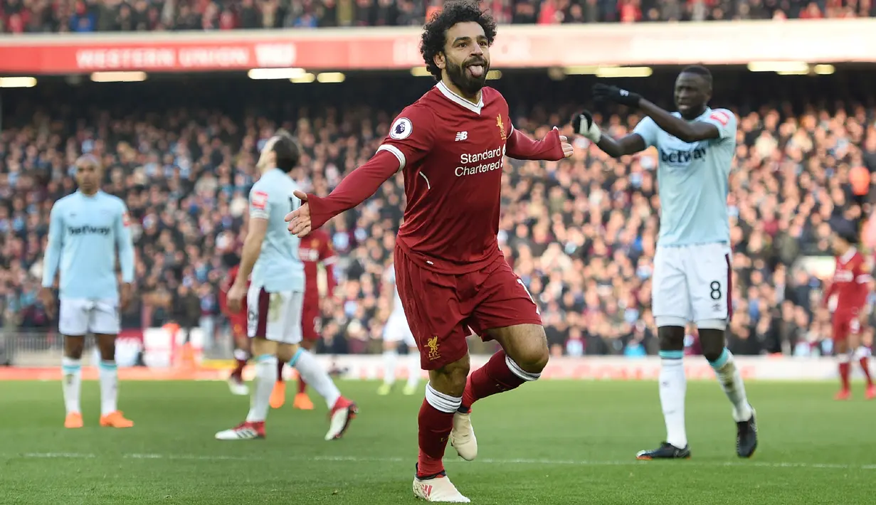 Pemain Liverpool, Mohamed Salah merayakan golnaya ke gawang West Ham pada laga Premier League pekan ke-28 di Anfield Stadium, Liverpool, (24/2/2018). Liverpool menang 4-1. (AFP/Oli Scarff)