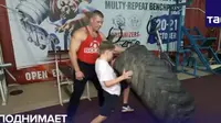 Bocah laki-laki asal Rusia dijuluki sebagai anak terkuat karena mampu angkat barbel seberat 105 kilogram (Dok.YouTube/TASS/Komarudin)
