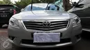 Sebuah mobil Toyota Camry terparkir di halaman Gedung KPK, Jakarta, Senin (15/2). Mobil ini diamankan saat petugas KPK melakukan OTT terhadap Kepala Sub Direktorat Kasasi dan PK Perdata dan Khusus MA, Andri Tristianto Sutrisna. (Liputan6.com/Helmi Afandi)