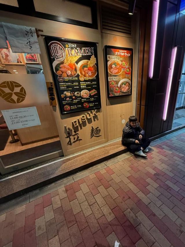 Ekspresi Rafathar duduk di pinggir jalan Jepang. (credit: instagram.com/raffinagita1717)