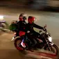 Pemudik bersepeda motor melintasi ruas Jalan Raya Kalimalang, Bekasi, Jawa Barat, Kamis (22/6). Pada malam hari peningkatan kendaraan pemudik terutama yang menggunakan roda dua jauh lebih tinggi dibanding siang hari. (Liputan6.com/Angga Yuniar)