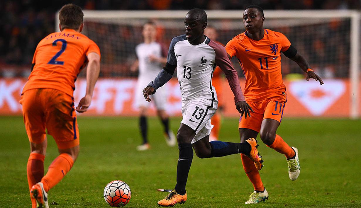 Gelandang Prancis, N'Golo Kante, berusaha melewati gelandang Belanda, Quincy Promes, pada laga persahabatan di Stadion Amsterdam Arena, Amsterdam, Jumat (25/3/2016). Belanda takluk 2-3 dari Prancis. (AFP/Franck Fife)