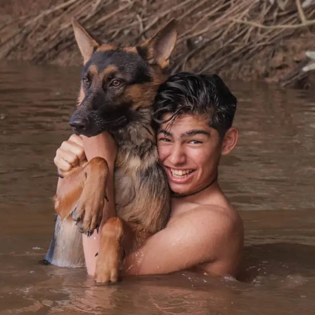 Disebut Tarzan Kalimantan, Ini 6 Potret Andrew Kalaweit Bareng Anjing Peliharaan