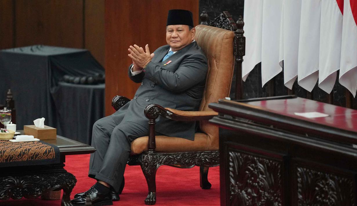 Presiden Republik Indonesia, Prabowo Subianto,bertepuk tangan sebelum menyampaikan pidatonya pada sidang paripurna Dewan Perwakilan Rakyat (DPR) di Jakarta, Rabu 20 Mei 2026. (AP Photo/Achmad Ibrahim)