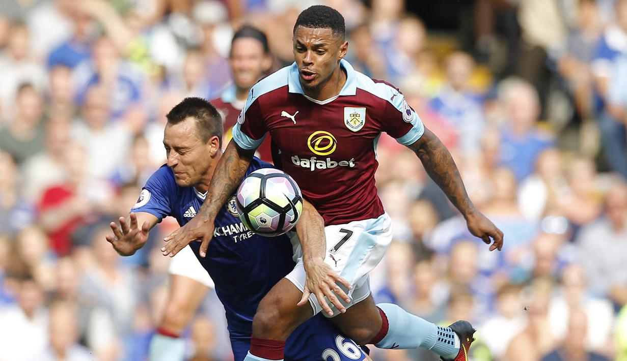 Kapten Chelsea, John Terry, menahan laju pemain Burnley, Andre Gray. Sebanyak tujuh tendangan ke arah gawang dilakukan oleh The Blues sementara Burnley hanya dua kali. (Reuters/Andrew Couldridge)