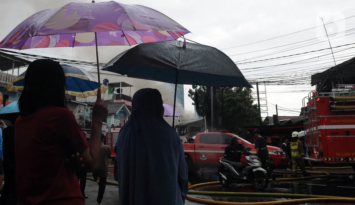 Meski hujan, banyak warga yang ingin melihat langsung kebakaran dari jarak dekat. (merdeka.com/Imam Buhori)
