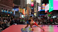 Pegulat dari AS, Zahid Valencia (biru) saat melawan Mojtaba Goleij dari Iran pada kejuaraan gulat Beat the Streets, Times Square, New York (19/5). Pertandingan gulat ini sontak dipadati penonton karena digelar ditengah kota terbuka. (REUTERS/Adrees Latif)
