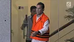 Bupati Hulu Sungai Tengah (HST) Abdul Latif usai menjalani pemeriksaan di Gedung KPK, Jakarta, Selasa (30/1). Abdul diperiksa sebagai saksi dugaan korupsi pembangunan ruang perawatan RSUD Damanhuri Barabai, Kabupaten HST. (Liputan6.com/Herman Zakharia)