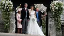 Pippa Middleton dan James Matthews melambaikan tangan setelah resmi menikah di sebuah gereja kecil di Inggris, Sabtu (20/5). Pippa Middleton resmi menikah dengan sang tunangan yang merupakan seorang pengusaha sukses (AP Photo/Kirsty Wigglesworth, Pool)