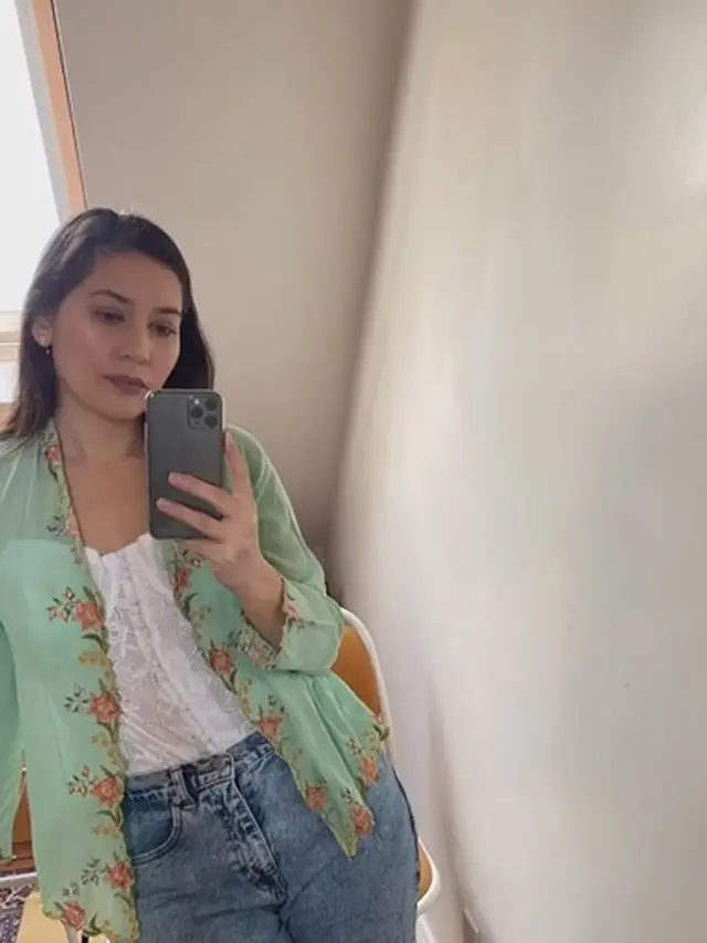 6 Gaya Canggih Hannah Al Rashid Padukan Kebaya dengan Celana Panjang, Inspirasi Tampil Kasual