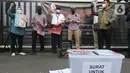 Penyidik KPK nonaktif, Novel Baswedan saat aksi bersama pegiat anti korupsi melakukan aksi di depan Gedung ACLC KPK Kuningan, Jakarta, Rabu (15/9/2021). Dalam aksinya mereka meminta Presiden Joko Widodo membatalkan pemecatan 57 pegawai KPK yang tidak lolos TWK. (Liputan6.com/Helmi Fithriansyah)