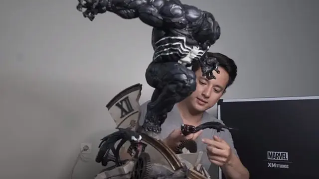 Penggemar Marvel, Ini 7 Potret Billy Davidson dengan Koleksi Action Figure Miliknya