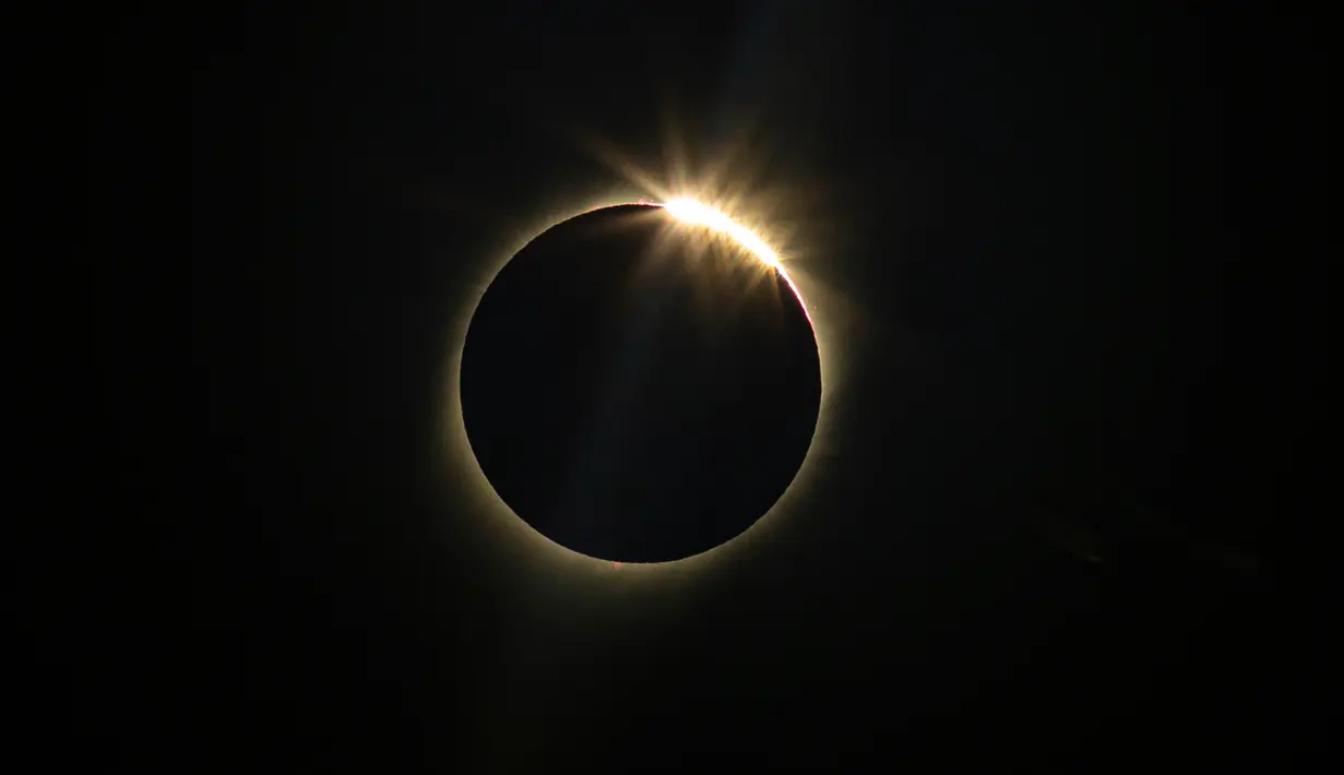 Bulan menghalangi matahari selama gerhana matahari total di La Higuera, Chile, Selasa (2/7/2019). Gerhana matahari total secara singkat mengubah siang menjadi malam. (AP Photo/Esteban Felix)