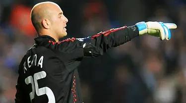 Kiper Liverpool, Jose &#039;Pepe&#039; Reina beraksi ketika berhadapan dengan Chelsea dalam laga perempat final Liga Champions di Stamford Bridge, London, 14 April 2009. AFP PHOTO/PAUL ELLIS