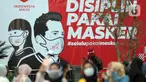 Baliho Gerakan Kampanye Masker Nasional "Jangan Kendor, Disiplin Pakai Masker" terlihat di Gelora Bung Karno, Jakarta (30/8/2020). Pemerintah melalui Menko Perekonomian, Menpora, BNPB membagikan masker dan mengkampanyekan gerakan tersebut kepada warga. (Liputan6.com/Johan Tallo)
