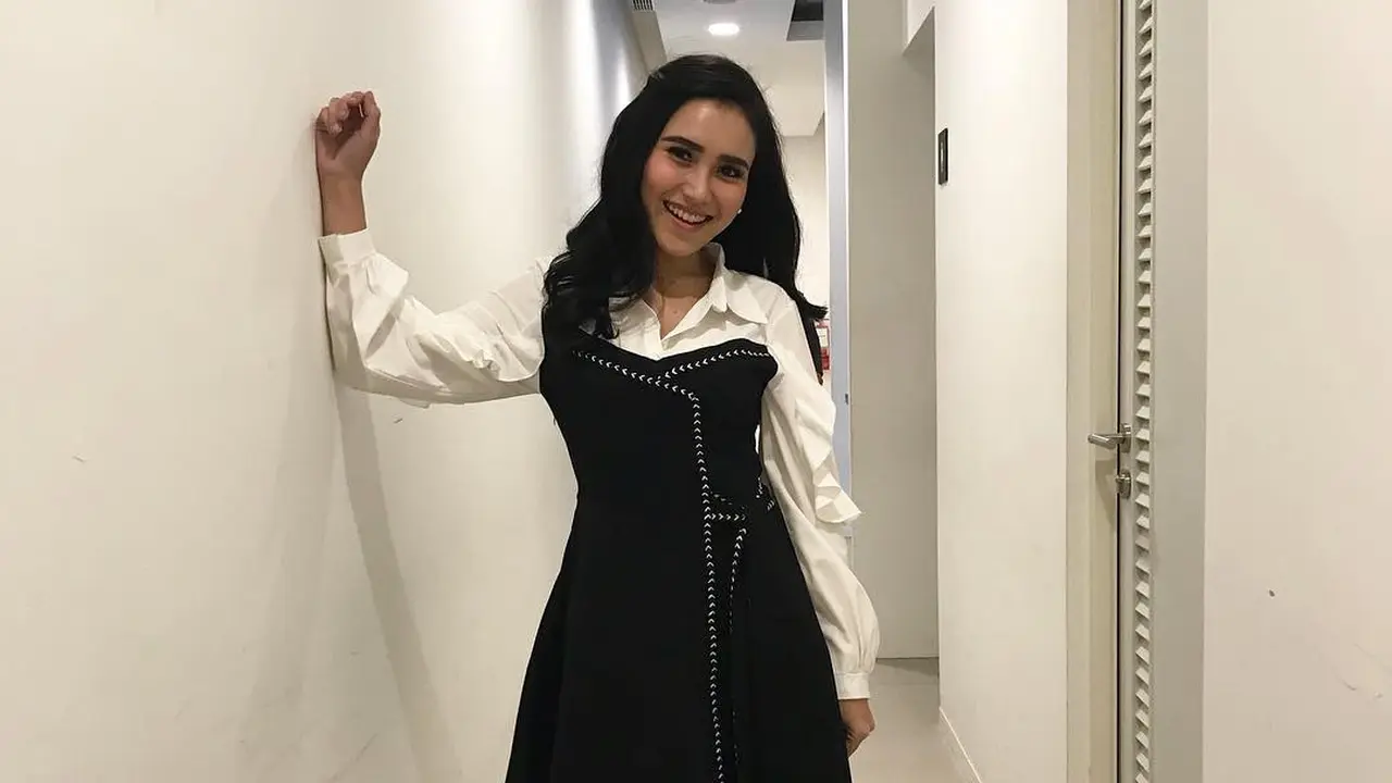 [Bintang] Ngemesin, Ini 8 Foto Ayu Ting Ting Saat Mengenakan Rok Mini