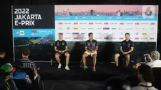 Pembalap dari tim Mercedes EQ Formula E Stoffel Vandoorne (kiri), tim Jaguar TCS Racing Mitch Evans (tengah), dan tim Envision Racing Nick Cassidy (kanan) memberi keterangan dalam konferensi pers jelang ajang balap Formula E Jakarta di Jakarta International E-Prix Circuit (JIEC), Jakarta, Jumat (3/6/2022). (Liputan6.com/Herman Zakharia)