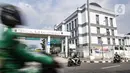 Pengendara melintas di depan Terminal Rawamangun, Jakarta, Senin (20/7/2020). Revitalisasi Terminal Rawamangun diharapkan dapat selaras dengan program Pemprov DKI Jakarta untuk mengintegrasikan antarmoda transportasi. (merdeka.com/Iqbal S Nugroho)
