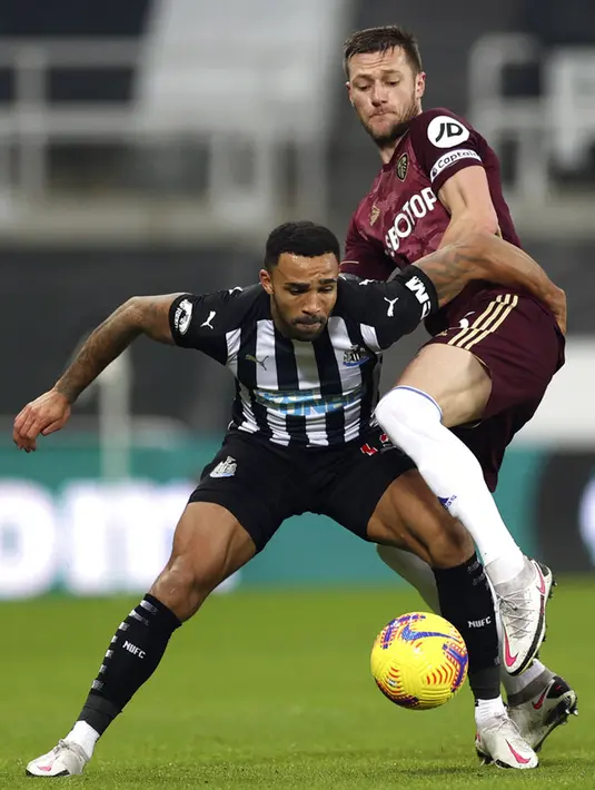 Pemain Leeds United Liam Cooper (kanan) berebut bola dengan pemain Newcastle United Isaac Hayden pada pertandingan Liga Inggris di St. James Park, Newcastle, Inggris, Selasa (26/1/2021). Newcastle United menang 2-1 atas Leeds United. (Lee Smith/Pool via AP)